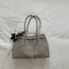 Bolsa Tote Casual da Moda de Grande Capacidade de Alto Valor 2026 Novo Estilo de Verão Bolsa de Ombro Relaxada para Trabalho e Deslocamento para Mulheres