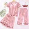 Pijama feminino com bojo outono e verão fino simples gola V cor sólida manga curta shorts calça cropped conjunto de três peças para casa