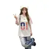 Top com Gola V Bordado de Patch de Bandeira Estilo Americano Garota Picante para Mulheres, Camiseta Esportiva Oversized Estilo College de Manga Curta para o Verão