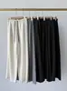 Estas calças de caimento solto e que afinam a silhueta são indispensáveis! Calça casual de alta qualidade, sob medida, de corte reto, com cintura alta e caimento fluido, feita de uma mistura de lã e acetato