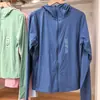 Chamarra casual con capucha y cierre de alta elasticidad, protección UV, hecha en Japón, corte ajustado, ropa de protección solar para mujer 483281