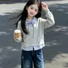 Diseño Nuevo Sentido de la Moda Otoño e Invierno Estilo Universitario para Chicas Falso Dos Piezas Solapa Top Casual Versátil Conjunto de Dos Piezas con Jeans
