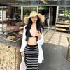 Traje Estilo Vacaciones en la Playa para Mujer, Camisa Blanca Protectora del Sol, Top de Cuello Halter para Principios de Otoño, Falda a Rayas Ajustada a la Cadera, Conjunto de Tres Piezas