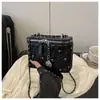 Nova Bolsa Transversal de Ombro Único Feminina Estilosa de Verão com um Design de Moda Tendência de Nicho Chique e Simples Bolsa Quadrada Pequena