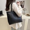 Bolso de Hombro Tejido de Moda Texturizado Estilo Europeo y Americano 2025 Nuevo Bolso de Hombro Simple Casual de Moda para Mujer Bolso Tote de Gran Capacidad