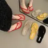 Chinelos Casuais Franceses 2025 Sandálias de Tira para Férias na Praia Sapatos Baixos Versáteis Chinelos Calçados de Verão Femininos