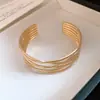 Pulseira Redonda com Abertura e Listras Plissadas de Metal Pulseira Simples da Moda Europeia e Americana Transfronteiriça Joia de Mão Levemente Luxuosa com Toque de Alta Qualidade para Mulheres