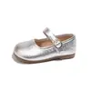 Novos sapatos de trama com padrão de outono para meninas, sapatos de princesa da moda com fivela e sola macia, sapatos de couro para bebê