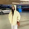 Nova jaqueta acolchoada de algodão para homens e mulheres, estilo curto, inverno 2026, casaco puffer com capuz espesso, casaco externo solto e quente para casais