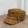 Sombrero de Montura Plano con Tachuelas de Estrella de Gamuza Retro 26 Otoño/Invierno Banda Tejida Botón Versátil de Moda Sombrero Octagonal Gorra de Periodista