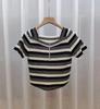 Camiseta de punto para mujer 2025, nueva de verano, con cuello en V, manga corta y rayas de color contrastante, ajuste slim, top de moda para llevar debajo