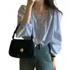 2026 Primavera/Verano Nuevo Estilo Coreano Elegante Cuello Redondo Hombro Caído Color Sólido Simple Versátil Botón de Corazón Camisa Top para Mujer