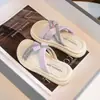 Zapatos de Princesa para Niñas Moda de Exterior 2025 Verano Nuevos Chanclas de Moda Planas con una Tira y Pedrería para Niñas