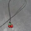 Collar Colgante de Cereza Roja Cereza Fruta Simulada Resina Personalidad Femenina Versátil Cuerda de Cuero Negro