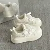 Zapatillas Blancas de Suela Gruesa para Mujer 2026 Nuevo Estilo Zapatos Casuales que Aumentan la Altura Versátiles Suaves y Esponjosos para Combinar con Faldas Mocasines para Mujer