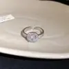 Anillo Abierto Geométrico de Patchwork Hueco con Circonita Lujo Ligero Gama Alta Versátil Anillo para Dedo Índice Sentido del Diseño Joyería de Mano de Nicho para Mujeres