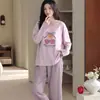 Pijama de manga larga y pierna larga en stock para mujer, nuevo estilo de otoño, diseño dulce de dibujos animados, cuello redondo, estilo pullover, se puede usar como ropa exterior, ropa de estar de algodón, juego de dos piezas