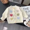 Cardigan suéter colorido com estampa de coração para meninas, nova coleção outono/inverno 2026, suéter de malha e peça de outer wear para bebês e crianças