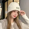 Gorro de punto estilo coreano con un pequeño patrón floral, hecho con tejido de mezcla de lana, diseñado para mujeres, adecuado para otoño e invierno, proporcionando calidez, grosor y protección para los oídos, y con un diseño moderno.