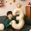 Decoración de Escena para Fiesta de Cumpleaños Número 2 de Niño con Globos de Número 3 y Corona, Creando una Atmósfera Ceremonial y Accesorios para Fotos