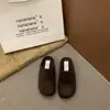 Sandálias cinzas slip-on estilo Birkenstock retrô para mulheres, novo calçado de inverno para uso externo, com sola plana, forradas de fleece e confortáveis para o uso diário.