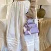 Bolso de Mano Cuadrado Pequeño de Moda para Mujer Modelo Nuevo 2026 Bolso Cruzado Versátil para el Trabajo y Salir con un Toque de Alta Gama