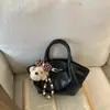 Moda de Invierno 2025 de Tendencia Transfronteriza Bolso de Mano Simple de Gama Alta Tipo Cubo para Mujer Bolso Versátil de Hombro Cruzado