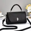 Venta al por mayor directa de fábrica Bolsos de mano mini para mujer color caqui lichi piel sintética, Bolsos cruzados con asa superior de solapa para venta al por mayor con cierre de giro, Logo personalizado disponible