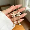 Aretes de gancho con flor de borla, diseño de nicho, aretes delicados y de moda para mujer, con un toque de lujo y elegancia, y un sofisticado adorno de cuentas