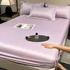 Conjunto de Lençol de Elástico Liso de Cetim Novo de Verão, Três Peças, Estilo Simples e Luxuoso, Fronha e Colcha Bordadas com Borda Larga Antiderrapante