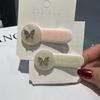 Horquilla con clip de pico de pato de metal con pintura al óleo de color blanco cremoso rosa de estilo de niña dulce, sencilla y a la moda con clip lateral de aleación de diamantes de imitación.