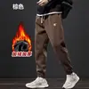 Nueva colección de invierno 2026: Pantalones casuales para hombre con forro polar, con bordado de letras de estilo americano de alta resistencia, corte holgado y tobillos cónicos
