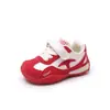 Zapatos para niñas 2026 otoño nuevo modelo zapatillas deportivas infantiles zapatillas de caña baja suela blanda zapatos rojos para niños pequeños y niños