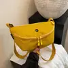 Riñonera de nailon con forma de media luna para mujer, bolso simple para teléfono de estilo outdoor, bolso de pecho portátil ultraligero con correa de hombro ajustable, disponible para venta al por mayor