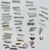 Etiqueta de aleación de zinc al por mayor de fábrica con logo de letras, accesorios, colgante, pieza colgante, joyería DIY, accesorios de placa de nombre de marca de moda