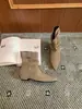 Botas de Cano Curto com Fivela Quadradas de Camurça, Salto Baixo Robusto, Moda Europeia e Americana, Novidade Outono/Inverno 2026 para Mulheres