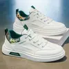 Zapatos casuales de corte bajo para hombre 2026, nuevas zapatillas ligeras de venta caliente en otoño, zapatos blancos versátiles de suela blanda para hombre