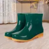 Botas de chuva femininas moda curta antiderrapante botas de chuva adulto sapatos de água ao ar livre botas de água cozinha sapatos impermeáveis sapatos de borracha de algodão quente