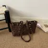 Colección Otoño Estilo Coreano 2026 Bolso Tote de Agujero Redondo con Remaches de Nicho Gran Capacidad para Viajes Cotidianos Personalidad Estampado de Leopardo Bolso de Hombro Único