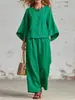 Traje de algodón y lino relajado: top de cuello redondo con botones + pantalones holgados de pierna ancha, atuendo casual simple