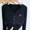 Suéter de punto trenzado de color liso con cuello redondo bordado, cárdigan de punto de una sola fila para mujer otoño/invierno, top de punto de hilo de núcleo