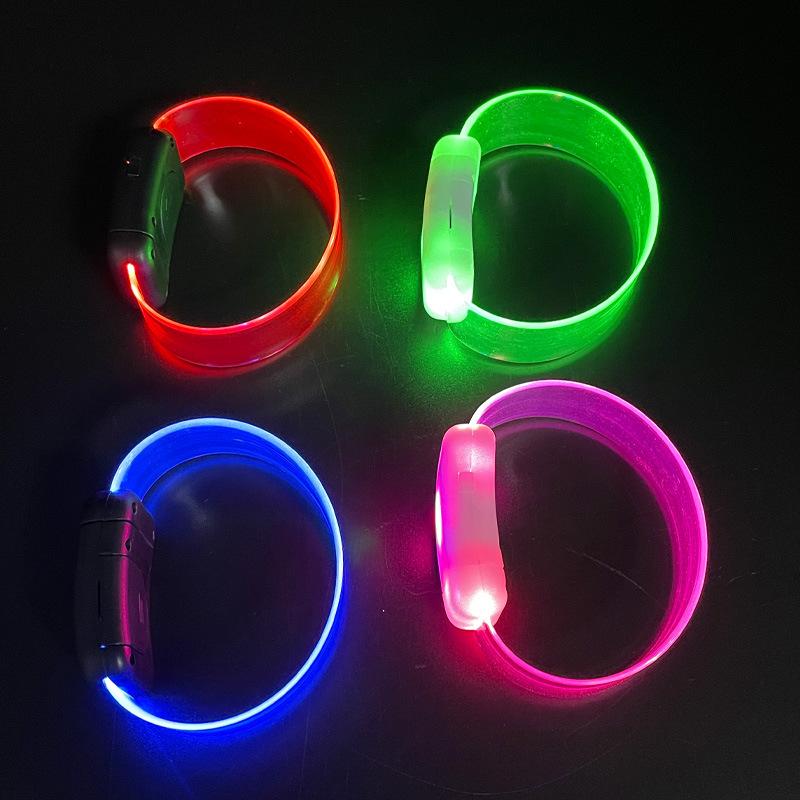 演唱会变色遥控磁吸手环分区场控发光手环粉丝应援荧光手镯定制.jpg