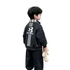 Roupa da moda importada para meninos primavera e outono 2026 novo conjunto estiloso da moda infantil retrô de três peças jeans manga longa