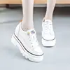 Zapatos Casuales de Cuero para Mujer con Plataforma Interior de Caña Alta Blancos Nuevos Zapatos Versátiles de Suela Gruesa para Primavera y Verano 2023