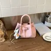 Bolso de Mano Tejido a Mano de Nicho Coreano para Mujer 2026 Nuevo Estilo Primavera Bolso Tote Cesta con Acabado de Alta Gama, Diseño Acolchado de un Solo Hombro