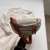 Bolso Cruzado de Paja Tejida con Bloques de Color y Letras Bordadas Estilo Étnico Casual de Nicho Nuevo 2026 Bolso Cruzado Tipo Empanada