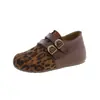 Sapatos femininos estilo Birkenstock retrô com bico dividido e cobertura total, nova coleção outono 2026, sapatos Mary Jane casuais de couro com bico raso