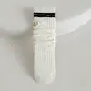 Novedad Estilo Academia Infantil Rayas Dobles Acanaladas Patrón Oscuro Raya Ancha Insignia Bordada Calcetines Altos Hasta la Rodilla para Niñas Venta al por Mayor