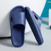 Chinelos Respiráveis Não Enchem Solado Grosso Listras Verticais Banheiro Antiderrapante Casa Frescos Chinelos Masculino Feminino Estilo Casal Venda por Atacado de Fábrica