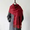 Bufanda transfronteriza europea y americana de flor de cinco pétalos para mujer, nuevo modelo 2026, imitación cachemir estampado con letras, otoño e invierno, lujo ligero, tacto de alta gama, chal cálido
